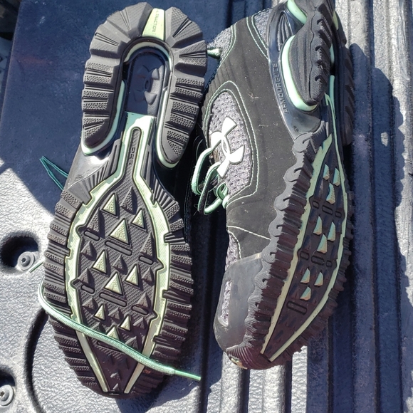 Womans size 10 under armour shoes - Picture 3 of 3